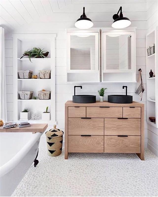 Çift lavabolu saklama ünitesi, iki avize ve dolaplı iki ayna, modern banyo, beyaz ve ahşap banyo, İskandinav iç mekanı