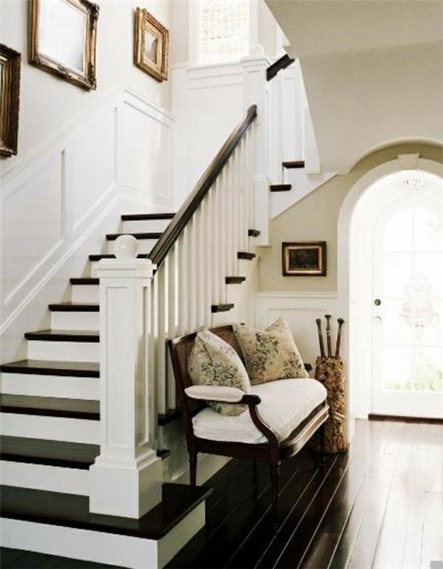 medinis po laiptais-saugykla-sofa-po laiptais-balta-medžio-freskos