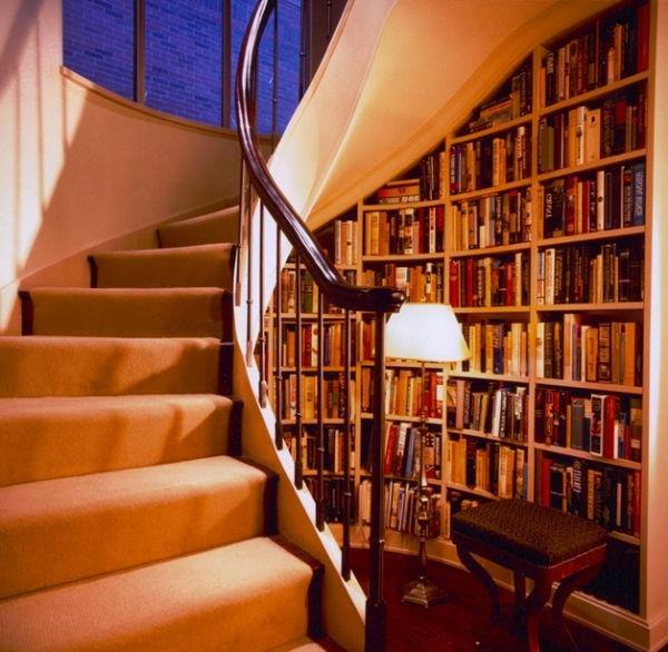 saugykla po šlaitu-spiraliniai laiptai ir graži biblioteka