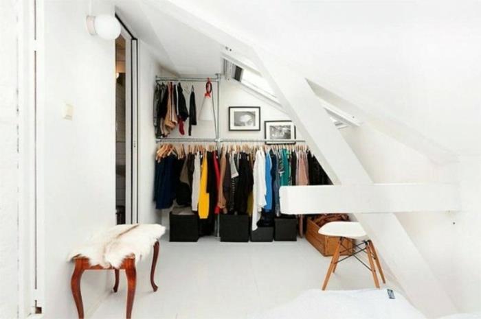 eğim altında depolama, gardırop, saklama küpleri, sandalye, İskandinav tasarım tezgahı, beyaz giyinme odası dekor fikri