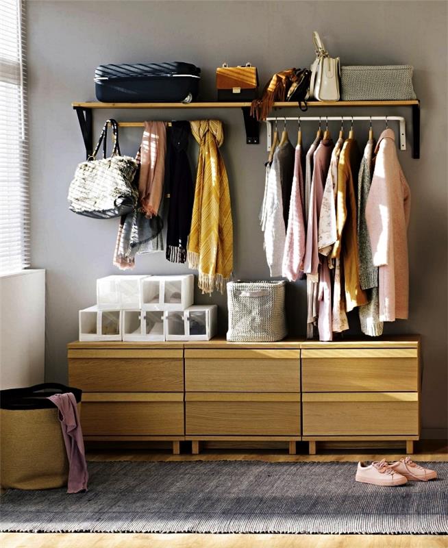 Lesena garderoba za vhodno pohištvo s palicami in nizkimi omarami, nasveti za optimizacijo vašega vstopa