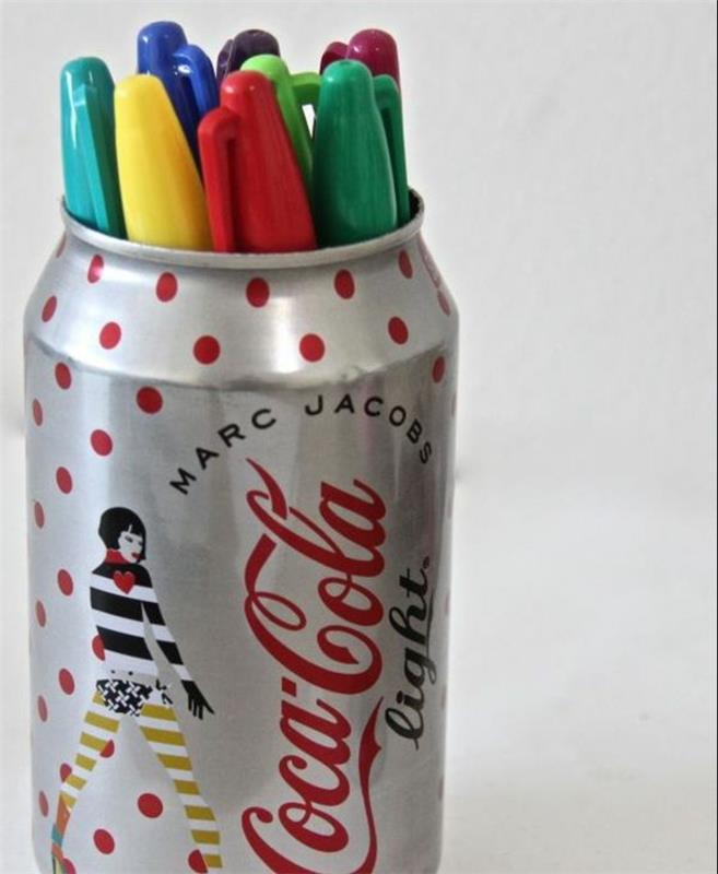 Įvairių spalvų rašikliai-laikikliai-coca-cola-skardinėse-lengva idėja-padaryti pieštuko stiklainį
