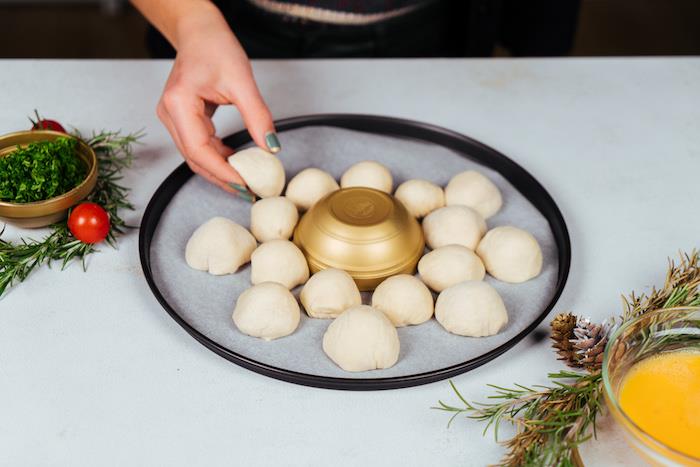 parti aperatif fikri, bir fırın tepsisine saklamak için hamur topları ve mozzarelladan yapılmış ekmek