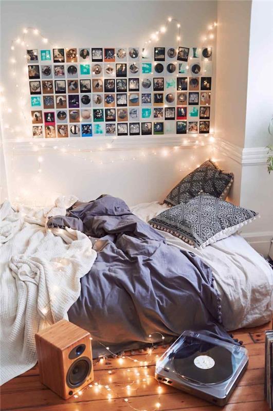 Zložljiva postelja na steni, insta polaroid fotografije, lahek venec, gramofon, postelja na tleh