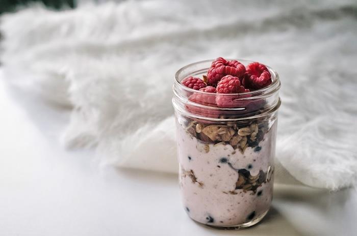 zdrav zajtrk, načrti zdravih obrokov, jogurt z ovsom, malinami in robidami, v stekleni skodelici
