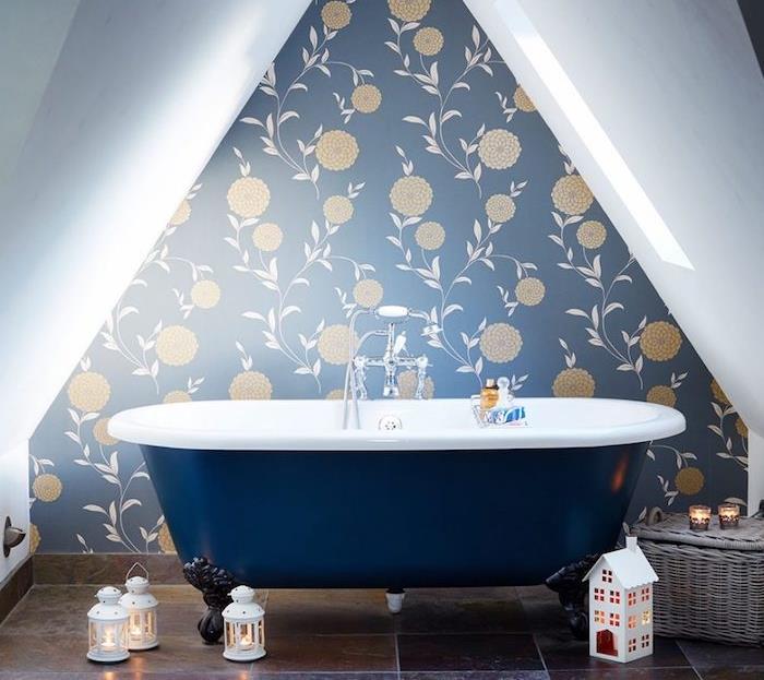 eğimin altında küçük tasarım banyo, çiçekli duvar kağıdı ile dekore edilmiş duvar, lacivert küvet ve koyu kahverengi yer karoları, fener dekorasyonu