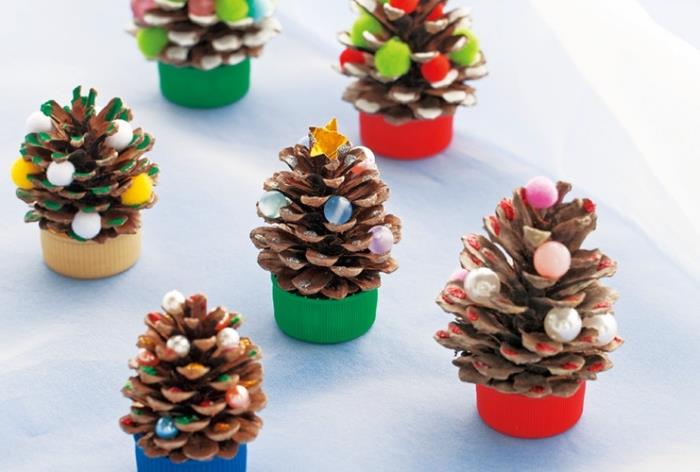 çam kozalağı ağacı modeli, Noel için anaokulu manuel etkinliği, ponponlarla süslenmiş küçük bir kendin yap ağacı örneği