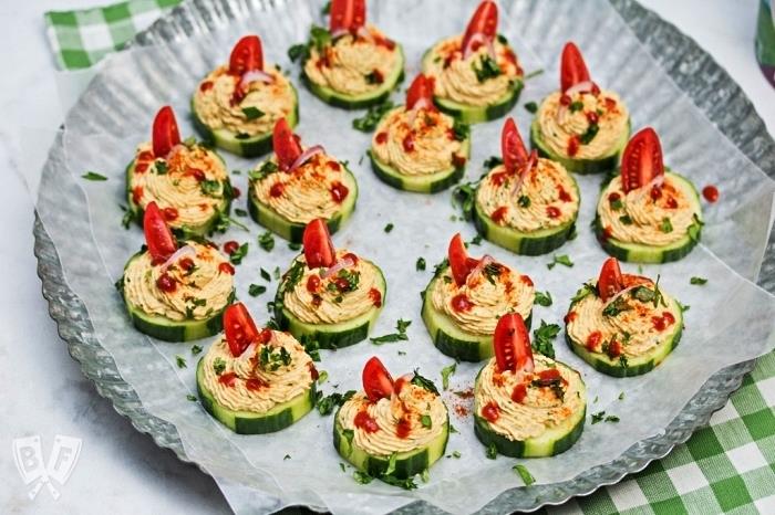 Hitra predjed za večerjo aperitiv, predjed ugrizov kumar z domačim humusom in paradižnikom