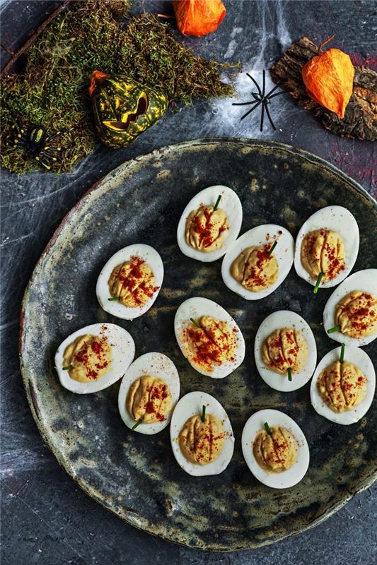 cadılar bayramı aperitifi için hızlı ve kolay tarif, mayonezli ve kırmızı biberli mimoza yumurtası, cadılar bayramı mezelerinde balkabağı yumurtası