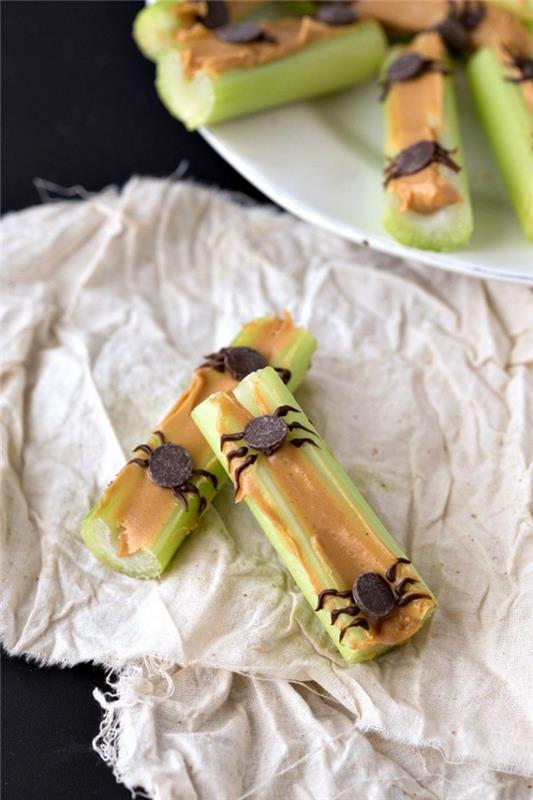 ideja za zdrav prigrizek na temo noči čarovnic, enostaven recept iz arašidovega masla iz pajkove zelene s čokoladnimi žetoni v obliki pajka