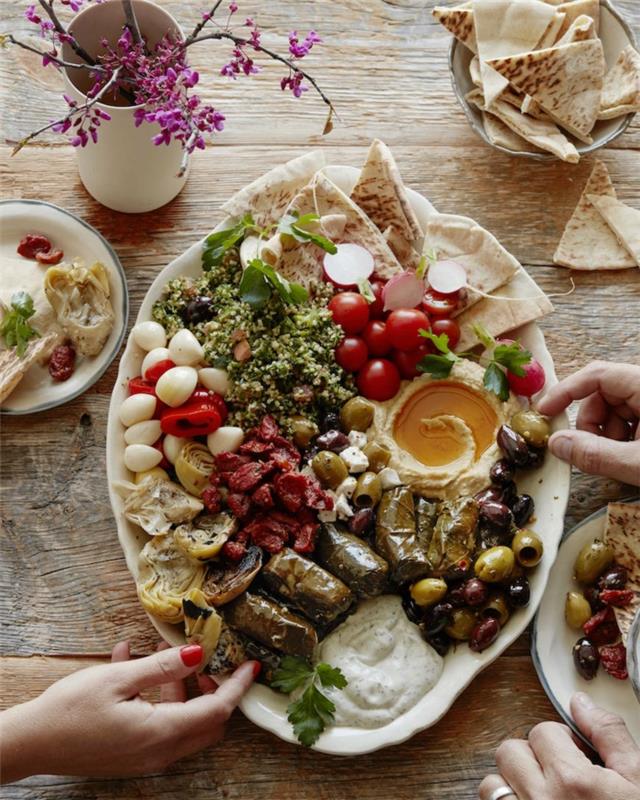 vejetaryen meze tabağı tarifi, tzatziki soslu Yunan mezesi, humus ve tabbouleh