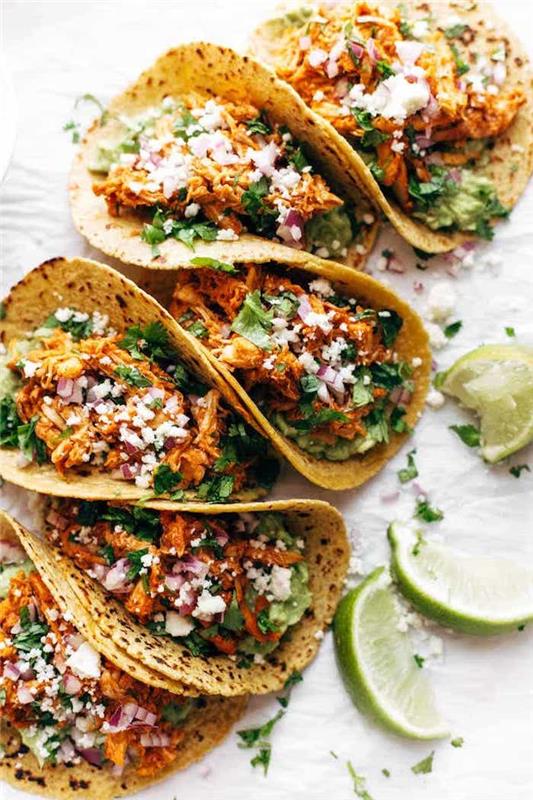 Mehiški recept za piščančje tacos, okrašen z mleto rdečo čebulo, sesekljanim peteršiljem in limetinim sokom