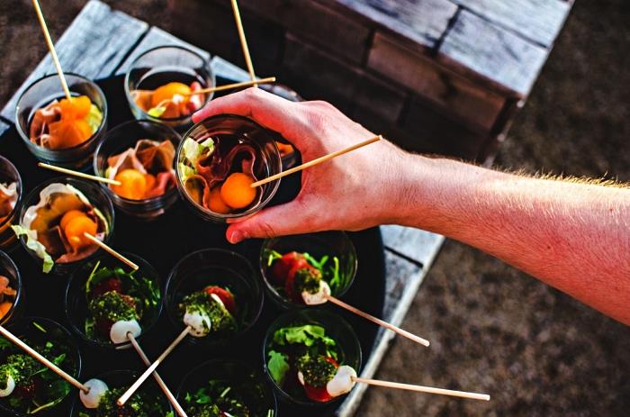 hitri in enostavni recepti za aperitiv za večerjo, nabodala s predjedmi na krožniku, nabodala z mozzarello in paradižnikom ter druga varianta z melono in pršutom