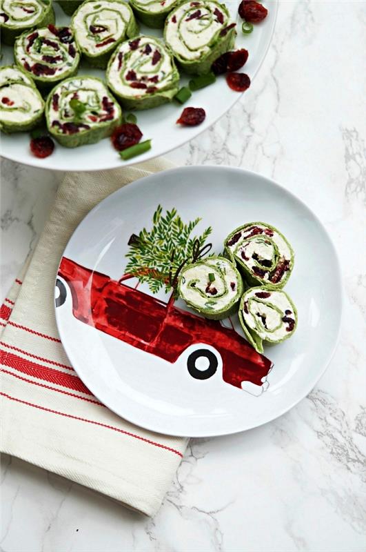 majhni tortiljini zavitki s špinačo, kremnim sirom in brusnicami so služili kot božični aperitiv