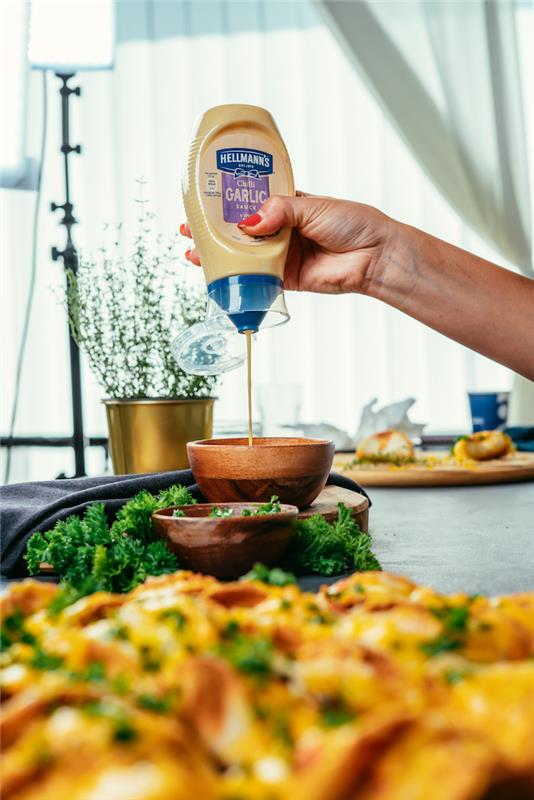 ideje za recept za večerjo z aperitivom za 20 oseb, mini predjedi tacos s piščancem in cheddarjem, okrašenimi s česnovo majonezo