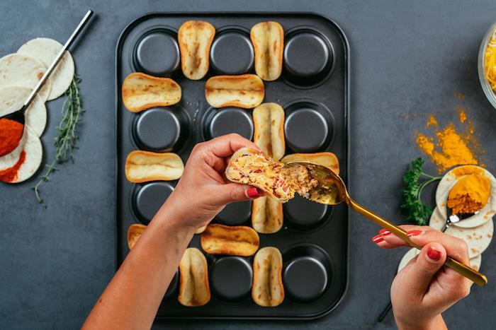 enostaven recept za polnjenje mini tacos predjedi s piščančjimi prsi in sirom cheddar, piščančjimi in tacovimi ugrizi
