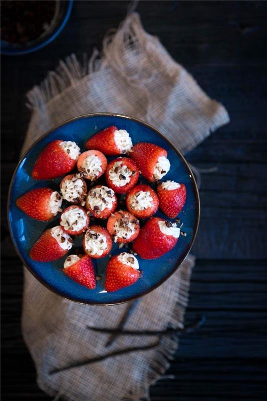 jagode, polnjene z mascarponejem, hiter in enostaven recept v velikosti ugriza za aperitiv za poletno večerjo