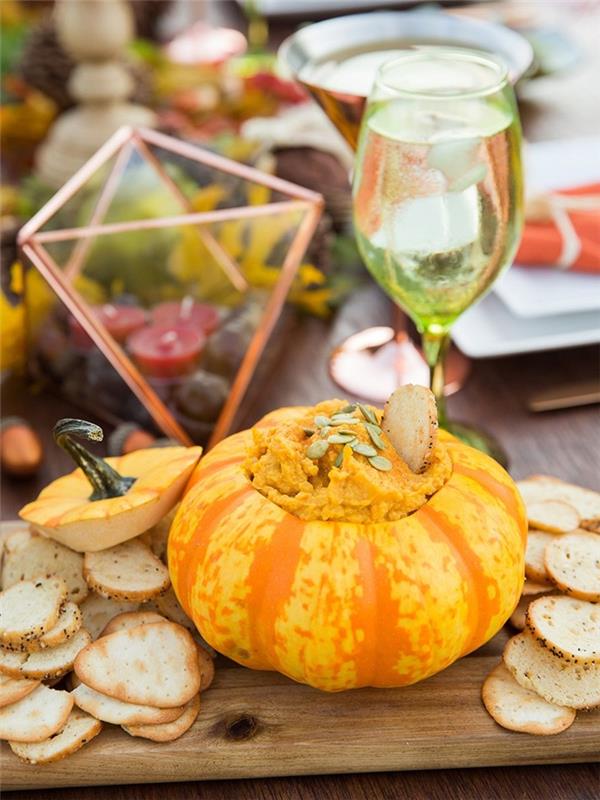receptas aperityvas vakarienė rudens pradžia mažas moliūgų bruschetta šampano deko stalo vakarėlis rudens medinis padėklas