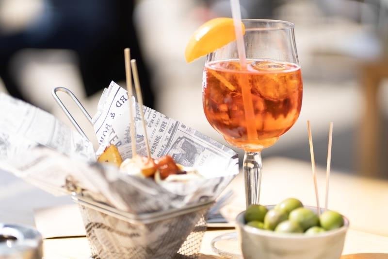 aperol spritz recept večerja priloga oljke nabodala rezina pomaranče