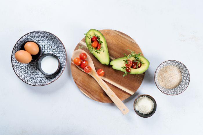 ingredientai, reikalingi naminėms avokado bulvytėms gaminti, recepto idėja su lengvu pradiniu avokadu