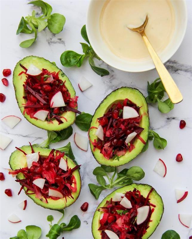 avokado nar dolması pancar salatası turp ve tahin sos ile yılbaşı ve salata arasında