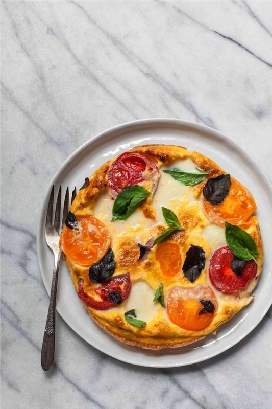 bol yumurtalı tarif, kolay domatesli fesleğenli frittata nasıl yapılır, caprese tarzı pizza