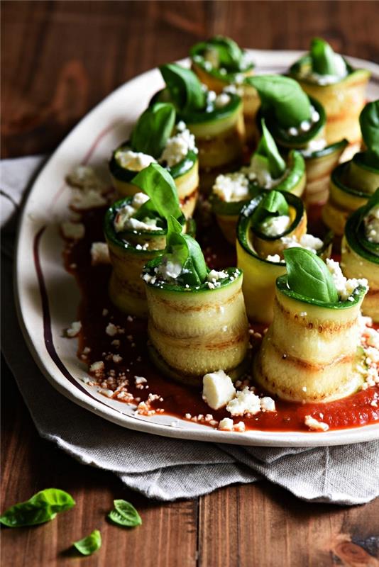 hiter in enostaven recept za večerjo z aperitivom, zvitki bučk na žaru s sirom, baziliko in paradižnikovo omako, recept z bučkami na žaru kot aperitiv