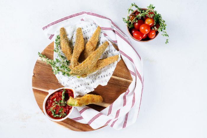 naminių bulvių su avokadu pavyzdys, lengvas užkandis be kepimo, sveika aperityvo idėja jūsų ketogeniniam meniu