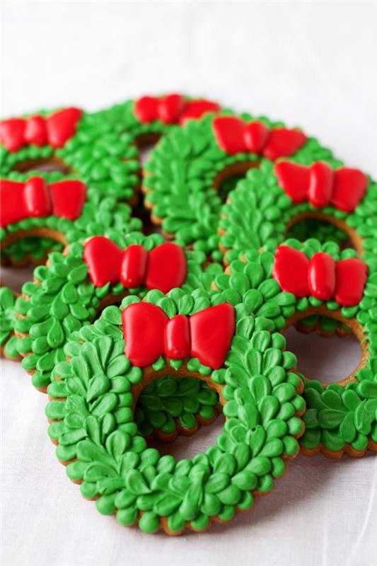 Alzaška torta z okrasom v obliki zelenega in rdečega božičnega venca, enostavna in hitra ideja za božični pesek