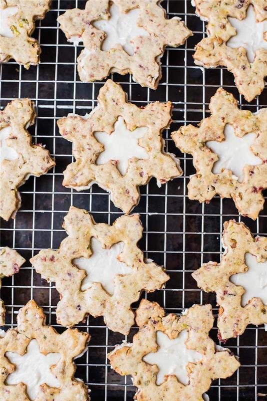 maslo, moka, brusnice, pistacija in krema za lažji božični piškotek v obliki snežinke
