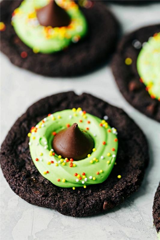 raganos kepurės šokoladiniai sausainiai su žalios spalvos šokoladu ir vaniliniu glajumi, Helovino saldainių receptas
