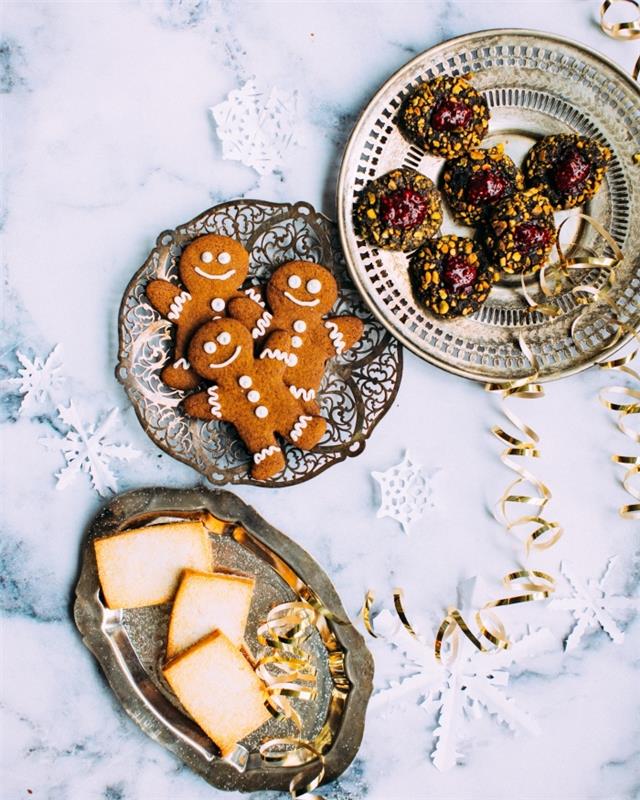 kardan adam yüz dekorasyonu ile hızlı ve kolay Noel kumu, zencefil ve tarçınlı kurabiye deseni