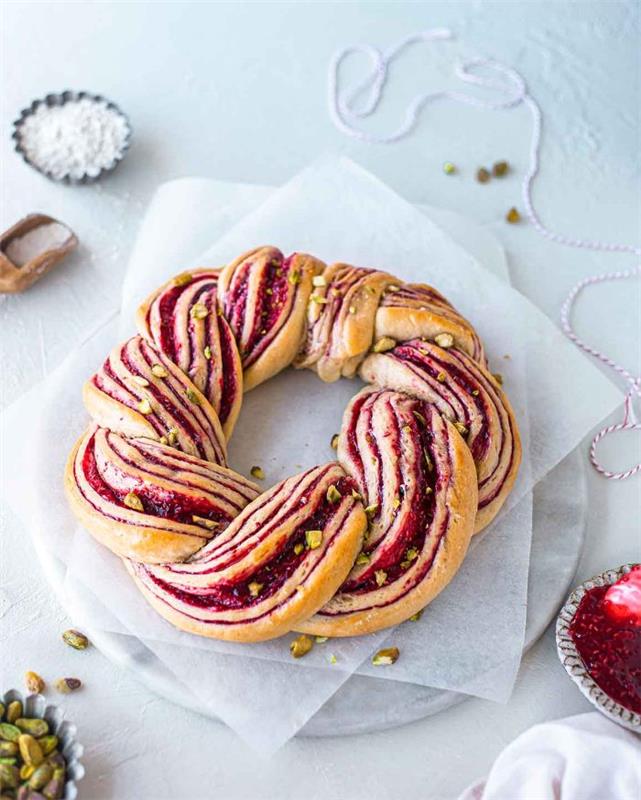 Božični recept za brioše z malinami in pistacijami je enostaven za pripravo božične torte za zajtrk ali prigrizek