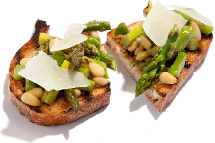 ızgara kuşkonmaz ve çam fıstığı bruschetta