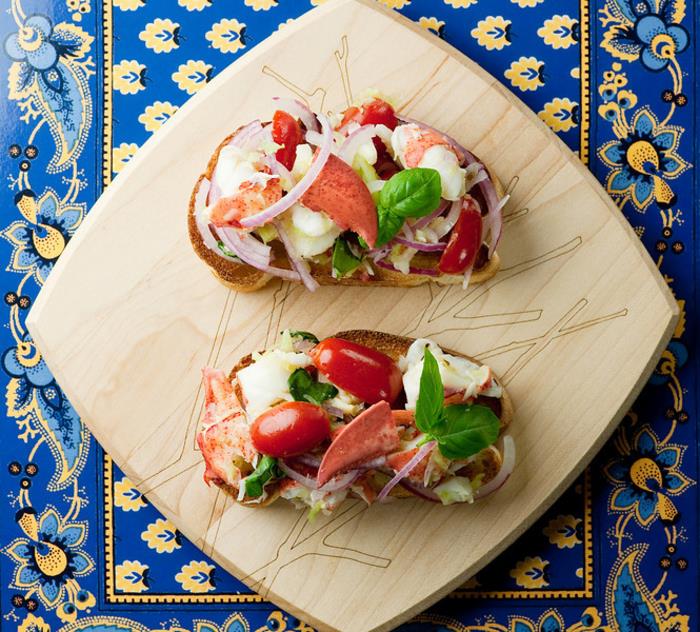 gurme aperatif için sofistike bir bruschetta tarifi, ıstakoz salatalı tost