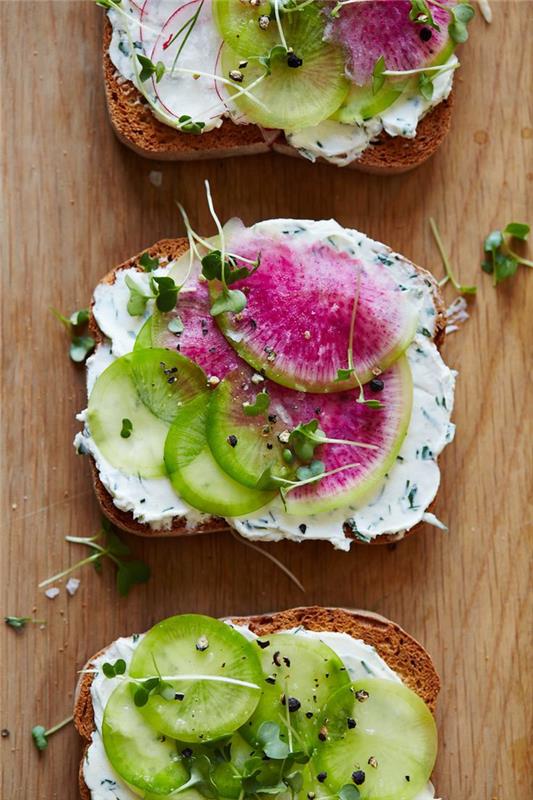 glutensiz bruschetta fikri, turplu tost ve otlu keçi peyniri