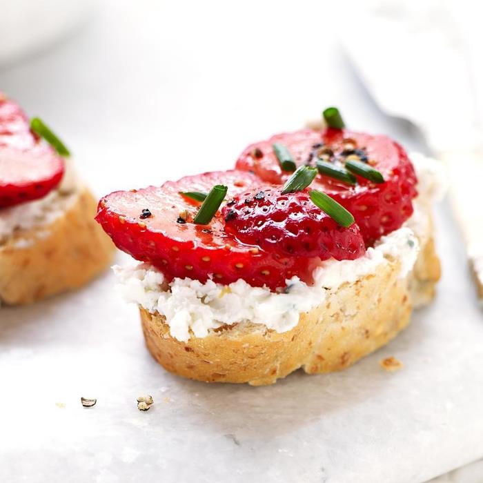 bruschetta çilek ve saf mascarpone ile hafif bir tatlı aperatif