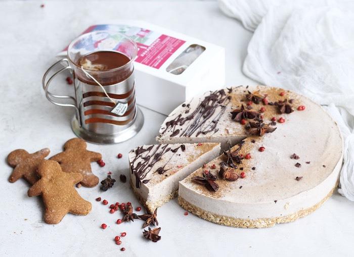 Çikolata ve diğer Noel baharatları ile süslenmiş yulaf şişesi ve peynir kreması tabanı ile bir Noel cheesecake nasıl yapılacağına dair fikir