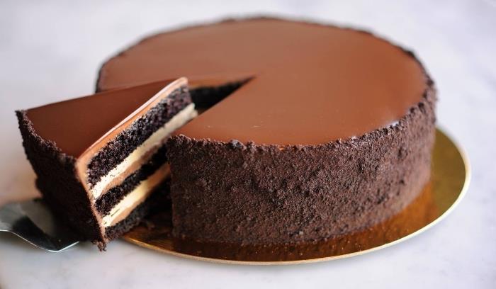 gaminti šokoladinį pyragą sluoksniais, saldaus recepto idėja be šokoladinių kiaušinių, gražus naminis šokoladinis pyragas