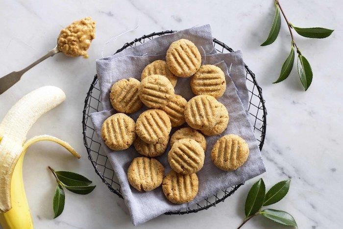 ideja za otroško malico, recept za zdrav piškotek z banano, arašidovim maslom, kokosovimi kosmiči, javorjevim sirupom