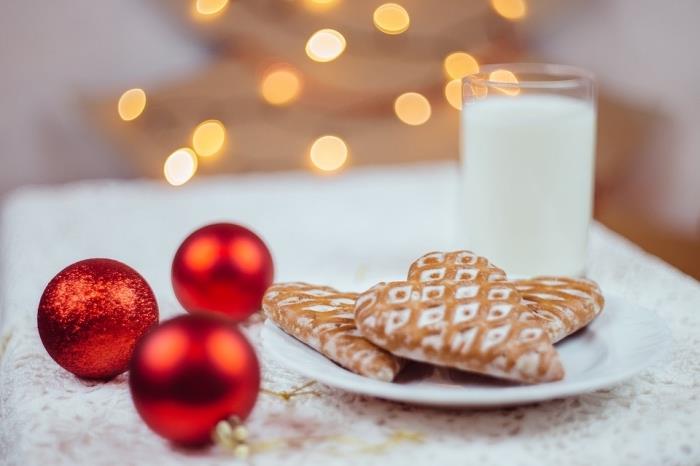 kolay noel kurabiyesi, noel baba kahvaltısı hazırlamak, altın kalp şekillerinde noel kurabiyeleri fikri