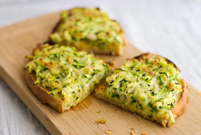 recept za bučke na rezinah bučkinega kruha in pečenih jajc