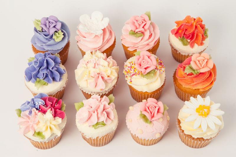 vanilyalı kek tarifi, çiçek desenli dekorasyon, çeşitli renklerde çiçekler, düğün kapkekleri