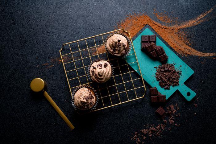Fıstık ezmeli kremalı kek kreması ve çikolata tepesi ile çikolatalı kek nasıl yapılır fikri