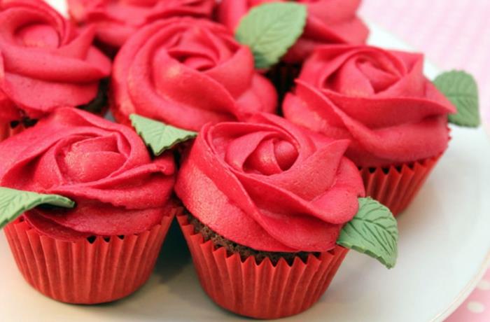 çikolatalı kek, kırmızı renkli kek kreması, pembe dekorasyon ve tatlı yeşil yapraklar, düğün tatlısı