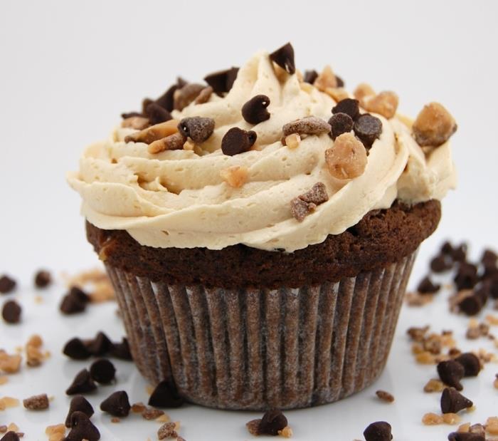 kahve severler için kolay cupcake tarifi, espressolu mocha cupcake, krema ve çikolata parçaları ve fındık süslemeleri