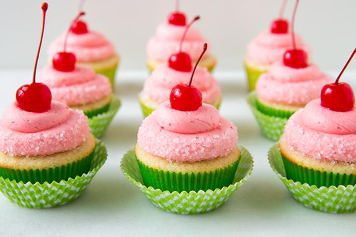 vişneli kek kremalı ve tatlı vişne süslemeli vanilyalı kekler, parti için tatlı fikri