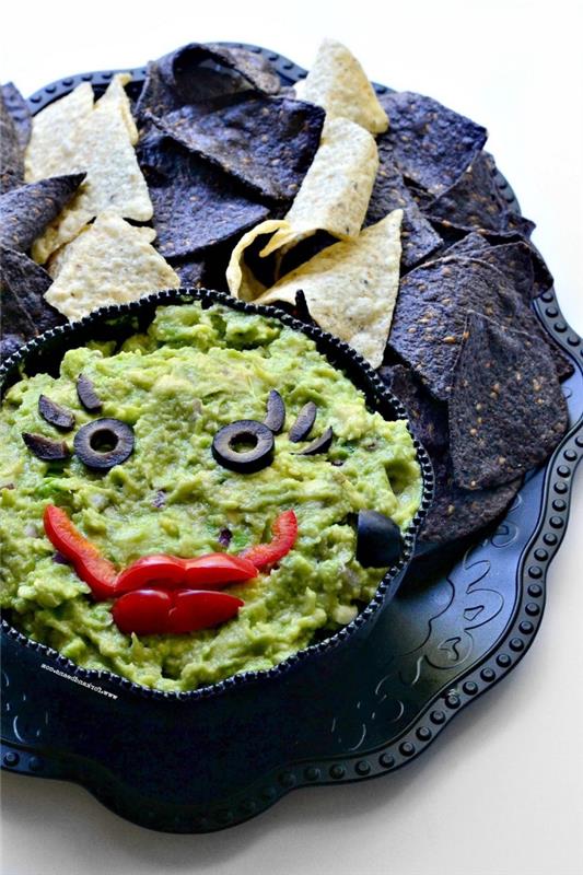 Halloween guacamole, okrašen kot Frankensteinova nevesta, sablasna pošast guacamole recept za noč čarovnic