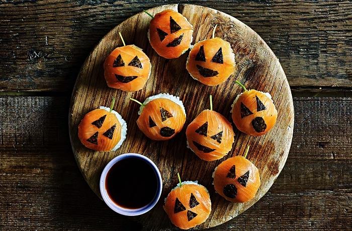 poseben suši za halloween losos, halloween suši v bučnem slogu za aperitiv za noč čarovnic