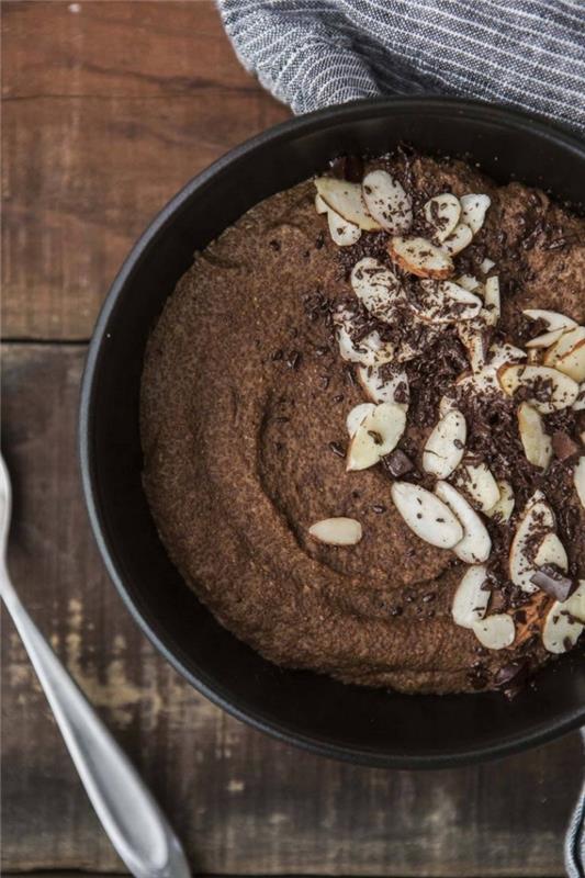 Lif ve bitkisel proteinler açısından zengin vegan bir kahvaltı için badem, badem sütü ve çikolata ile kremalı teff lapası tarifi